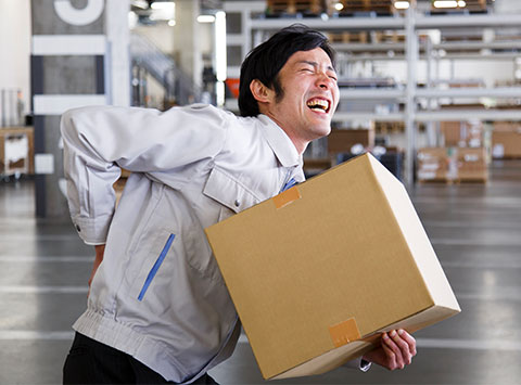 職場で重い荷物を持ち上げた時に腰を痛めた人